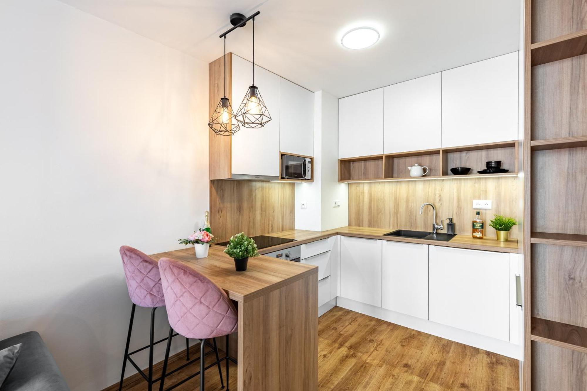 Leo Apartment - Ac & Free Parking براتسيلافا المظهر الخارجي الصورة